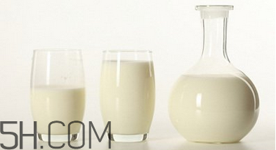 不宜喝牛奶的人群有哪些？牛奶和哪些食物相克？