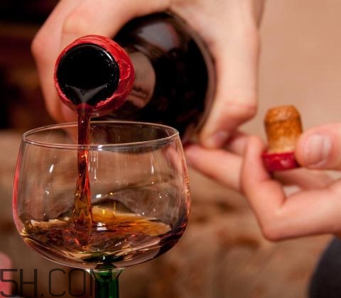 喝酒會引起尿酸偏高嗎？喝酒會引起尿毒癥嗎？