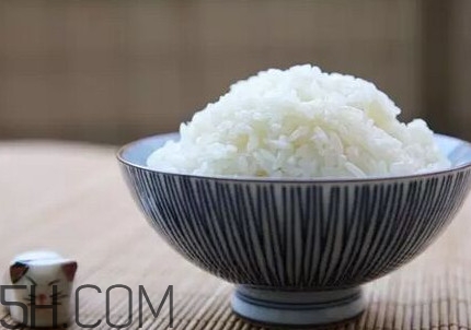 煮飯用熱水還是冷水？煮飯要放多少水