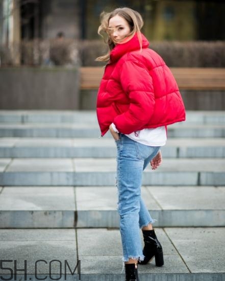 紅色羽絨服怎么搭配？紅色羽絨服搭配圖片