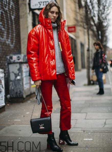 紅色羽絨服怎么搭配？紅色羽絨服搭配圖片