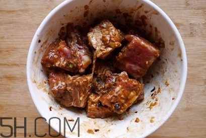 粉蒸肉五花肉怎么腌制？做粉蒸肉的肉要去皮嗎