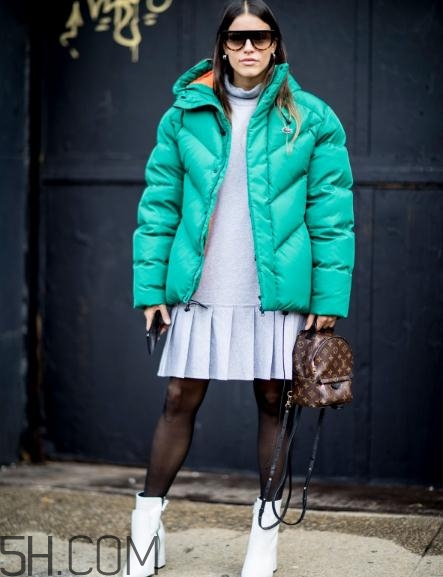 羽絨服搭配什么裙子好看？羽絨服搭配裙子圖片