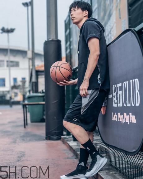 under armour curry 4黑白配色上腳效果怎么樣？