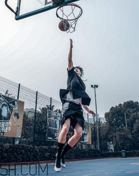 under armour curry 4黑白配色上腳效果怎么樣？