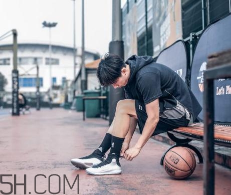under armour curry 4黑白配色上腳效果怎么樣？