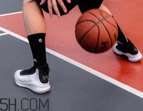 under armour curry 4黑白配色上腳效果怎么樣？