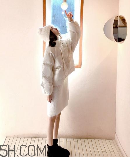 白色羽絨服配什么鞋子？白色羽絨服搭配鞋子圖片