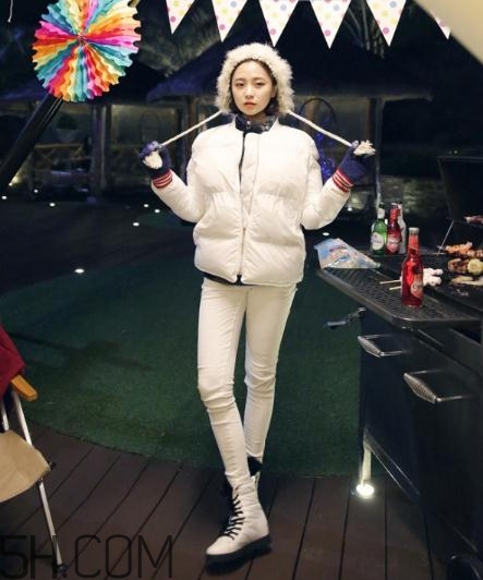 白色羽絨服配什么鞋子？白色羽絨服搭配鞋子圖片