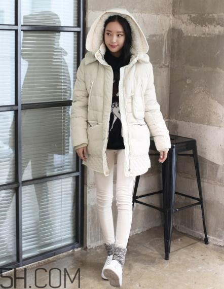 白色羽絨服配什么褲子？白色羽絨服搭配褲子圖片