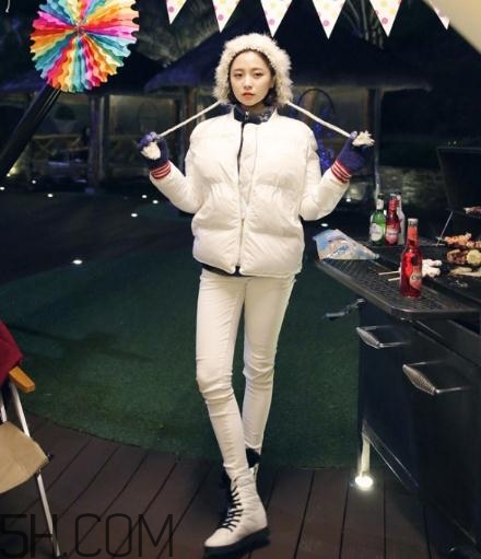 白色羽絨服配什么褲子？白色羽絨服搭配褲子圖片