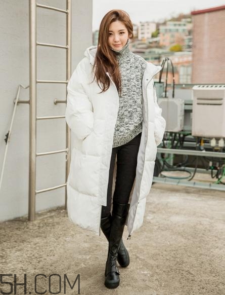 白色羽絨服配什么顏色毛衣？白色羽絨服搭配毛衣圖片