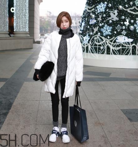 白色羽絨服配什么顏色毛衣？白色羽絨服搭配毛衣圖片