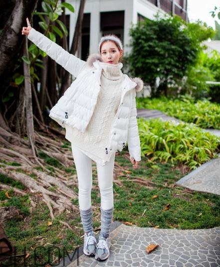 白色羽絨服配什么顏色毛衣？白色羽絨服搭配毛衣圖片