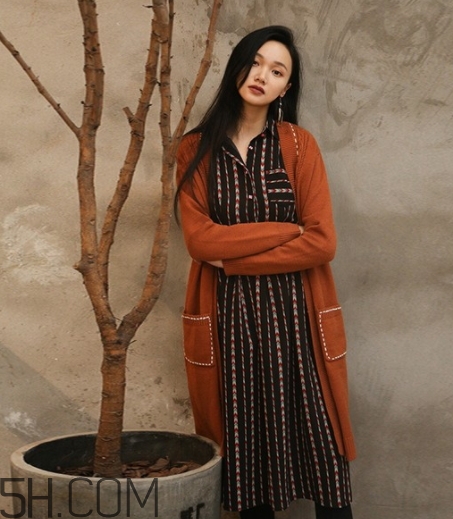 焦糖色衣服怎么搭配？焦糖色衣服搭配示范
