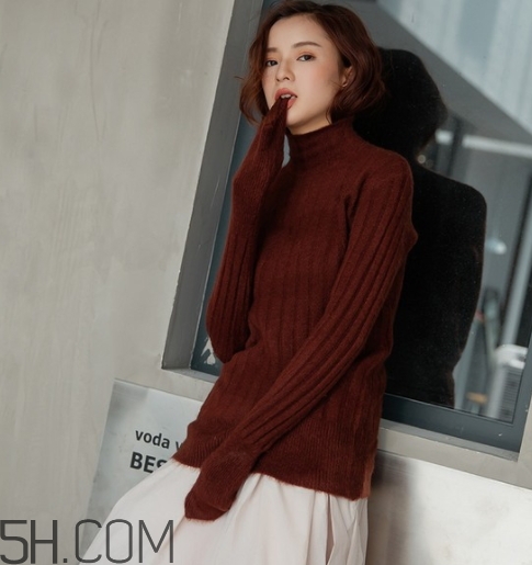 焦糖色衣服怎么搭配？焦糖色衣服搭配示范
