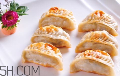 煎餃是先煮熟還是蒸熟？煎餃和鍋貼有什么區(qū)別