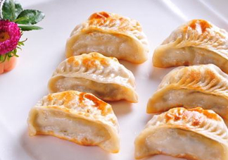 煎餃?zhǔn)窍戎笫爝€是蒸熟？煎餃和鍋貼有什么區(qū)別
