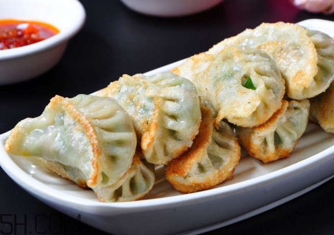 煎餃是先煮熟還是蒸熟？煎餃和鍋貼有什么區(qū)別