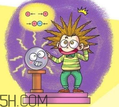 觸電是電流還是電壓？為何冬季手摸金屬會有觸電的感覺