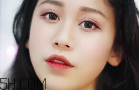 秋冬適合什么妝容？怎樣涂口紅好看？