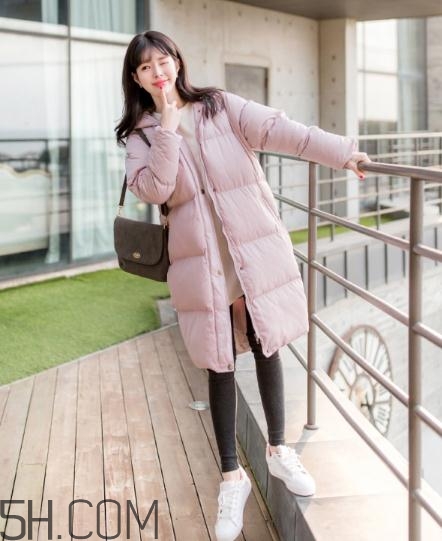 粉色羽絨服怎么搭配？粉色羽絨服搭配圖片