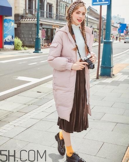 粉色羽絨服怎么搭配？粉色羽絨服搭配圖片