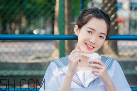 美寶蓮小燈管16號(hào)奶茶色好看嗎？學(xué)生黨口紅什么顏色好看？
