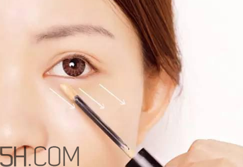 遮瑕膏過期了還能用嗎？遮瑕膏容易浮粉怎么辦？