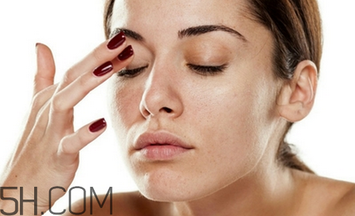 遮瑕膏過期了還能用嗎？遮瑕膏容易浮粉怎么辦？