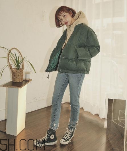 軍綠色羽絨服怎么搭配？軍綠色羽絨服搭配圖片
