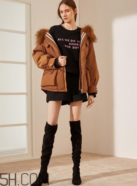 焦糖色羽絨服配什么顏色好看？焦糖色羽絨服搭配圖片