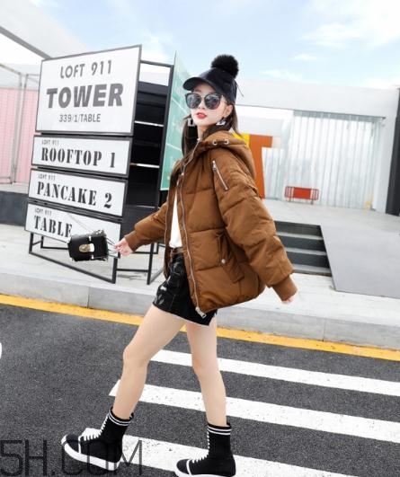 焦糖色羽絨服配什么顏色好看？焦糖色羽絨服搭配圖片
