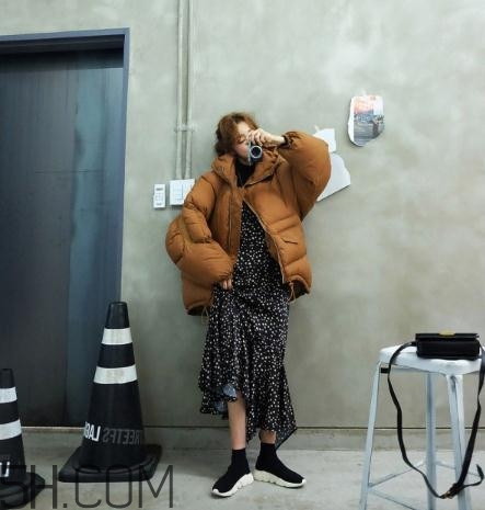 焦糖色羽絨服配什么顏色好看？焦糖色羽絨服搭配圖片