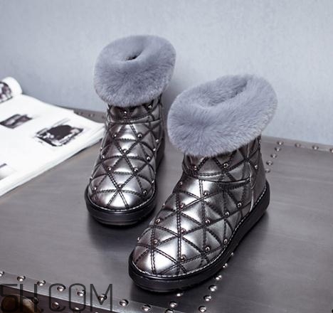 穿雪地靴要穿襪子嗎？雪地靴要光腳穿才保暖嗎？