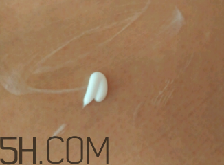 雅芳小黑裙香體乳怎么樣？雅芳小黑裙香體乳好用嗎？