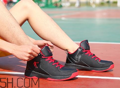 籃球鞋高幫好還是低幫好？籃球鞋高幫和低幫的區(qū)別