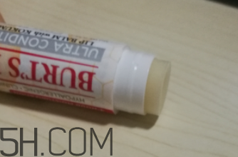 小蜜蜂細(xì)致修護(hù)唇膏很油嗎？夏天用合適嗎？