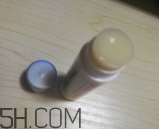 小蜜蜂細(xì)致修護(hù)唇膏很油嗎？夏天用合適嗎？