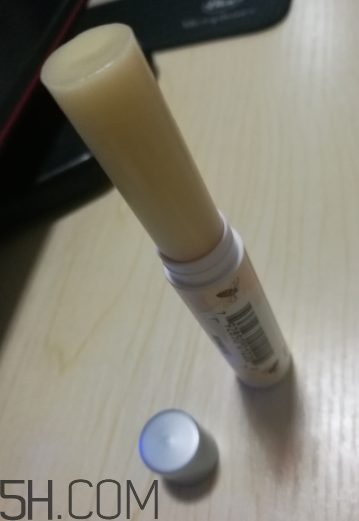 小蜜蜂細(xì)致修護(hù)唇膏很油嗎？夏天用合適嗎？