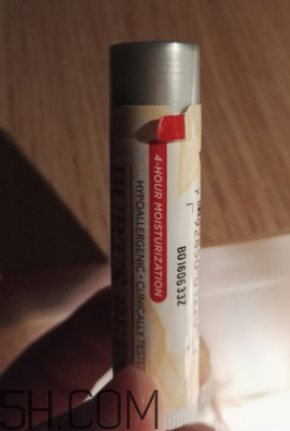 小蜜蜂細(xì)致修護(hù)唇膏很油嗎？夏天用合適嗎？
