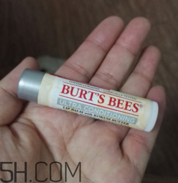 小蜜蜂細(xì)致修護(hù)唇膏很油嗎？夏天用合適嗎？