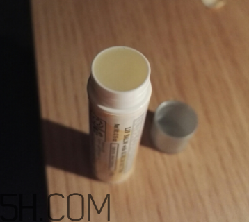 小蜜蜂細(xì)致修護(hù)唇膏很油嗎？夏天用合適嗎？