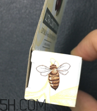 小蜜蜂細(xì)致修護(hù)唇膏很油嗎？夏天用合適嗎？