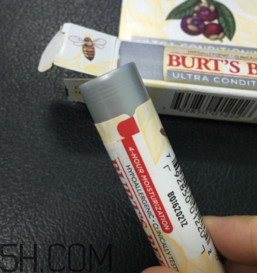 小蜜蜂細(xì)致修護(hù)唇膏很油嗎？夏天用合適嗎？