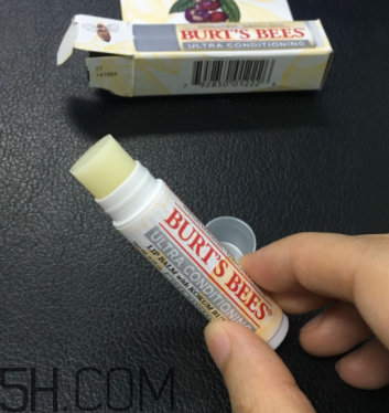 小蜜蜂細(xì)致修護(hù)唇膏很油嗎？夏天用合適嗎？