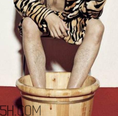 精索靜脈曲張可以穿牛仔褲嗎？精索靜脈曲張可以泡腳嗎？