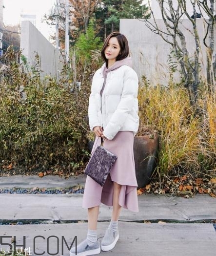 白色羽絨服怎么搭配？白色羽絨服搭配圖片