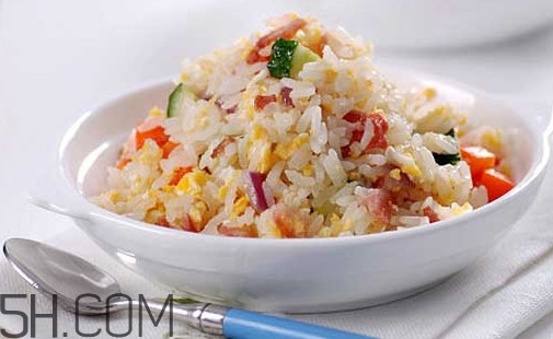 蛋炒飯?jiān)趺醋鲎屆恳活w米上都有蛋？蛋炒飯有什么營(yíng)養(yǎng)