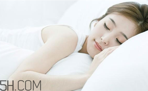 敷睡眠面膜臉刺痛怎么回事？閉口粉刺可以用面膜嗎？